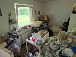 Messie Reinigung in Enger - stark vermülltes Zimmer vor der Entrümpelung und Fäkalreinigung