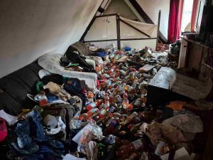 Messiewohnung in Stadthagen mit großen Müllbergen, zahlreichen Bierdosen und Glasflaschen durch Tatortreinigung Dennis Pape-Lange. Bewohner in den Müllbergen gestorben.